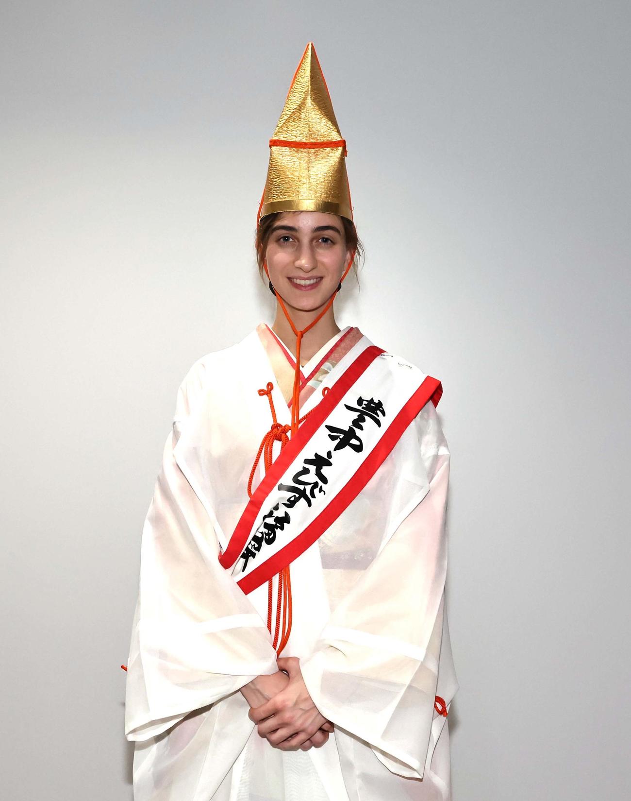 日刊スポーツ新聞西日本本社を訪れた服部天神宮福娘のディアン・クレマーさん（撮影・上田博志）