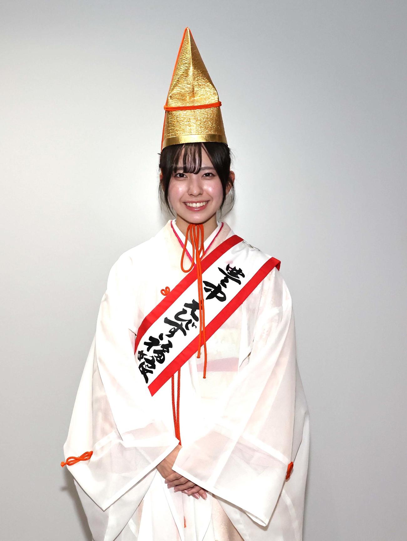 日刊スポーツ新聞西日本本社を訪れた服部天神宮福娘の上杉真央さん（撮影・上田博志）