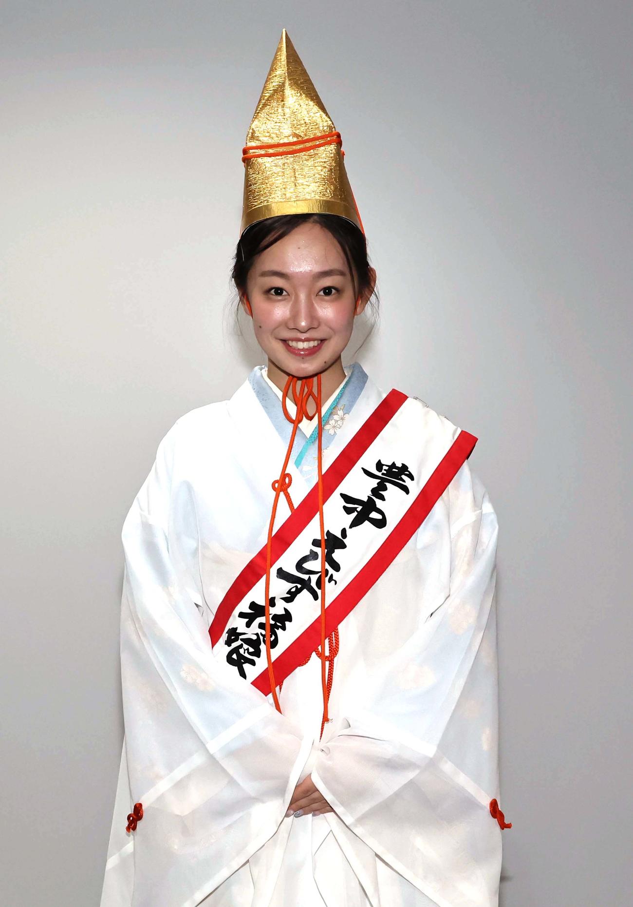 日刊スポーツ新聞西日本本社を訪れた服部天神宮福娘の岸本優希さん（撮影・上田博志）