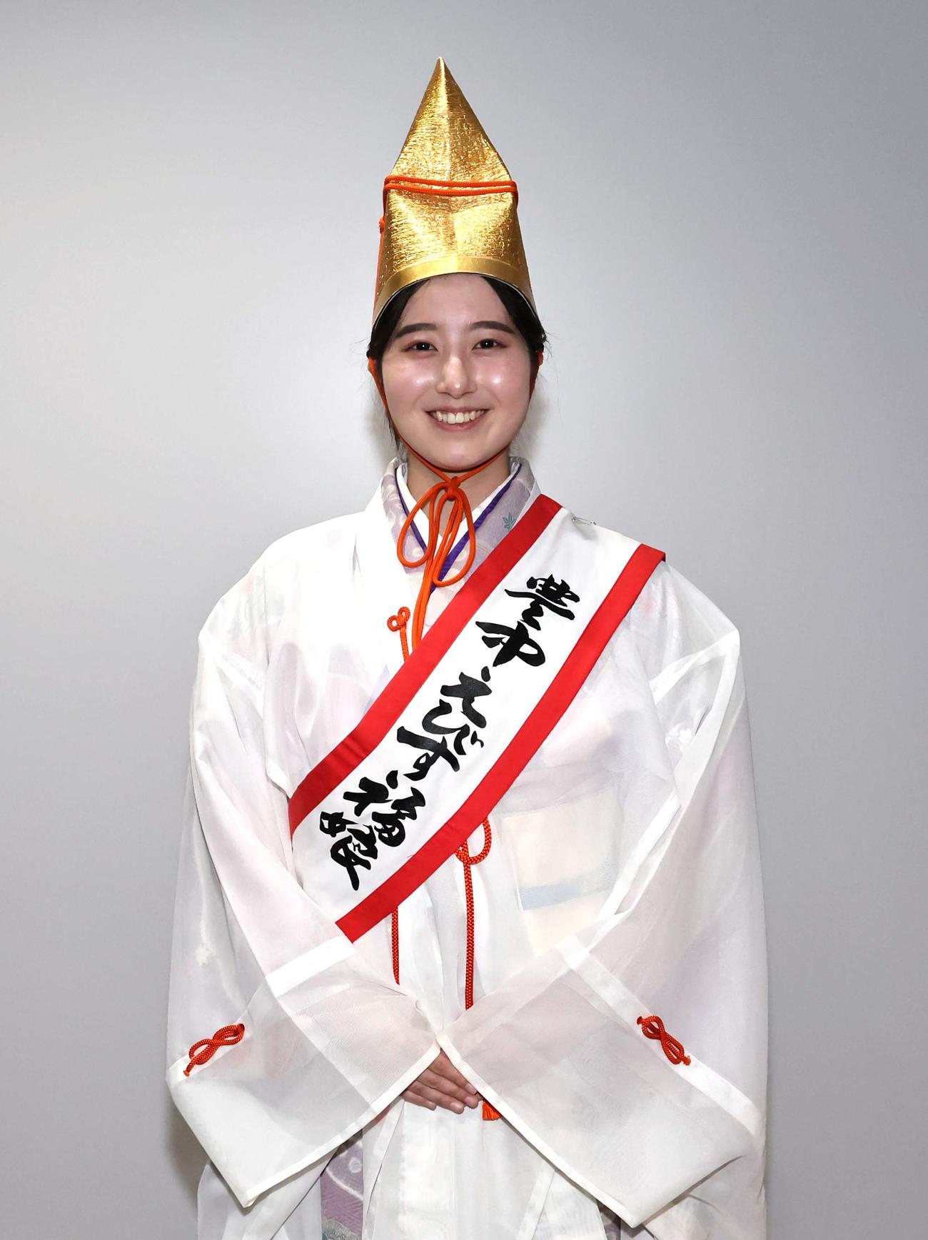 日刊スポーツ新聞西日本本社を訪れた服部天神宮福娘の平田絢音さん（撮影・上田博志）