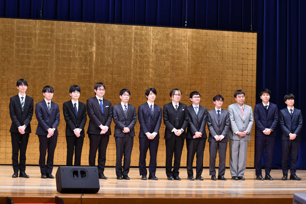 「SUNTORY　将棋オールスター東西対抗戦2024」に出場する西軍の上野裕寿四段、宮嶋健太四段、藤本渚五段、山崎隆之八段、豊島将之九段、藤井聡太7冠、東軍の佐藤天彦九段、永瀬拓矢九段、伊藤匠叡王、三浦弘行九段、増田康宏八段、高橋佑二郎四段（左から）