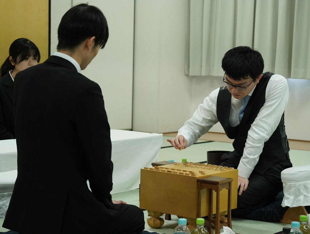上野裕寿四段（左）と対局する永瀬拓矢九段（撮影・中島郁夫）