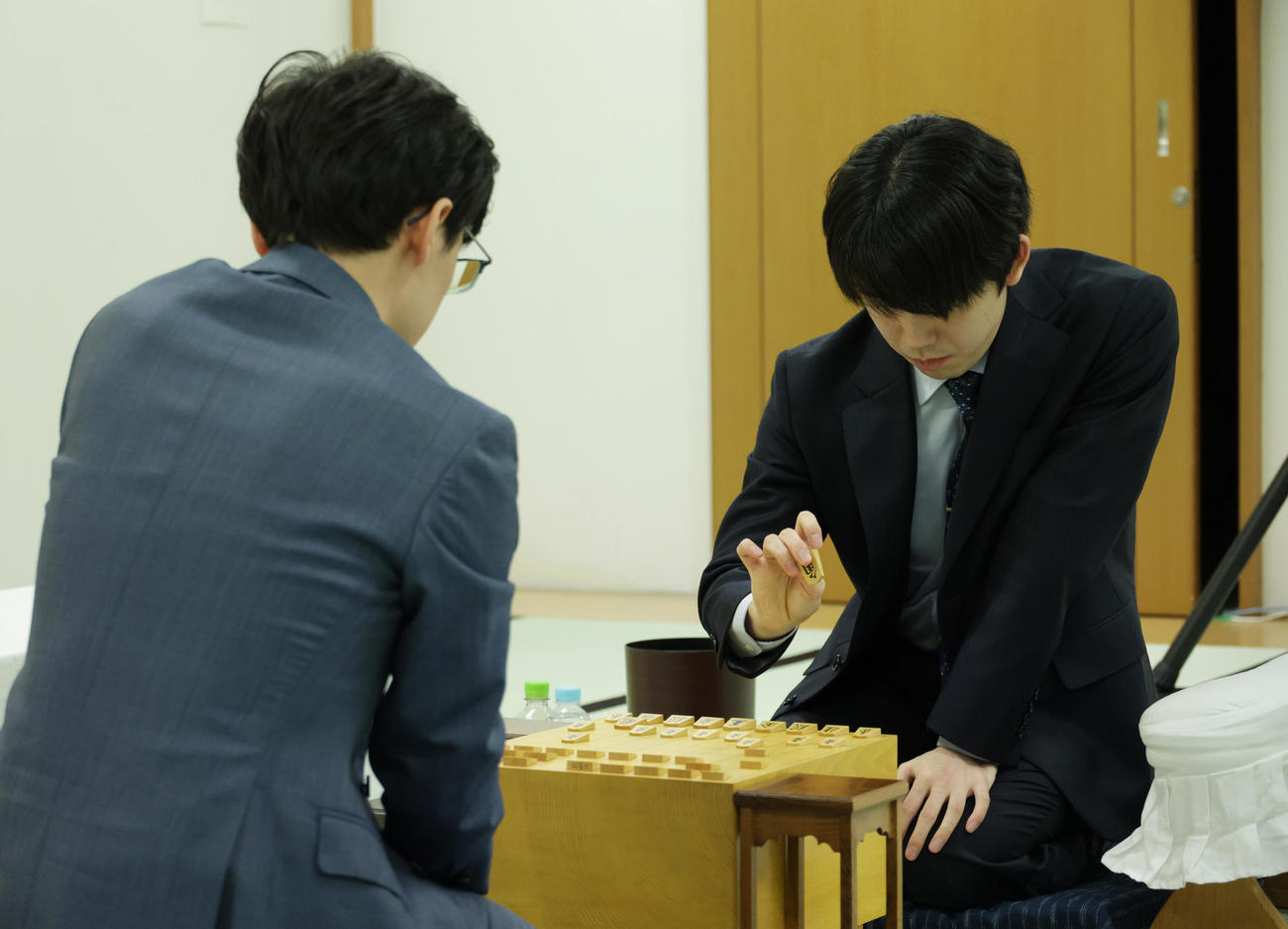 伊藤匠叡王（左）と対局する藤井聡太7冠（撮影・中島郁夫）