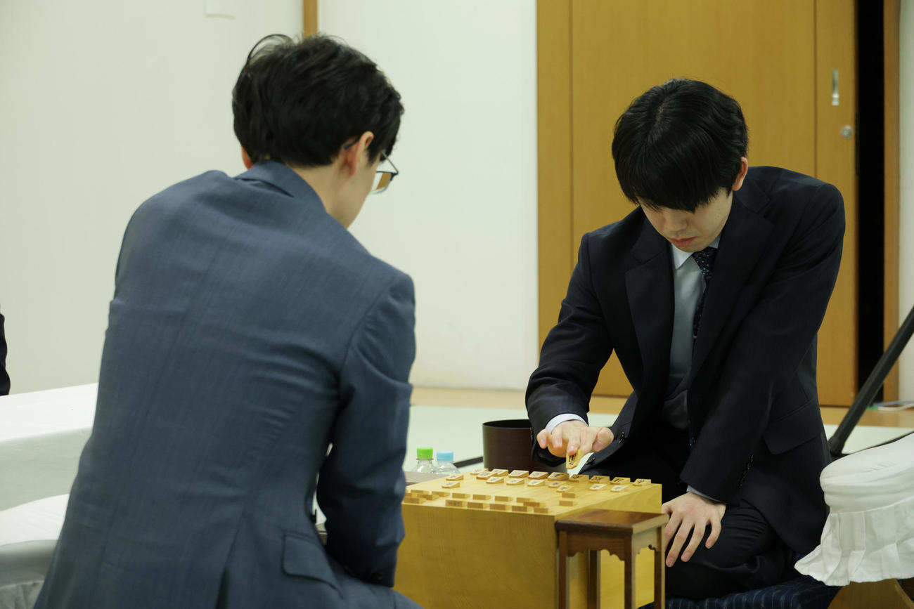 伊藤匠叡王（左）と対局する藤井聡太7冠（撮影・中島郁夫）