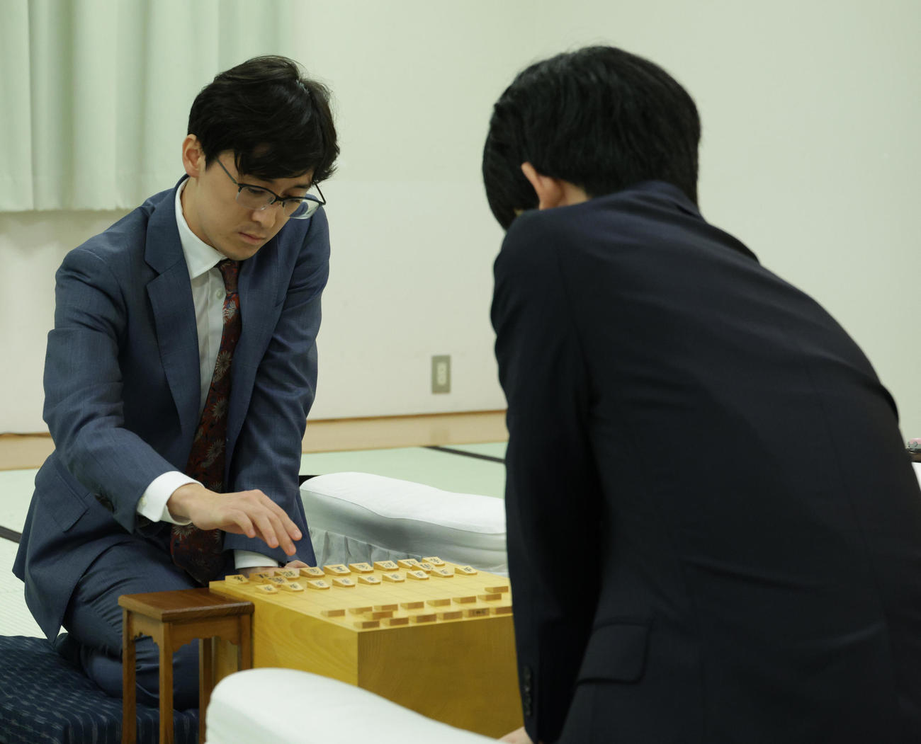 藤井聡太7冠（右）と対局する伊藤匠叡王（撮影・中島郁夫）