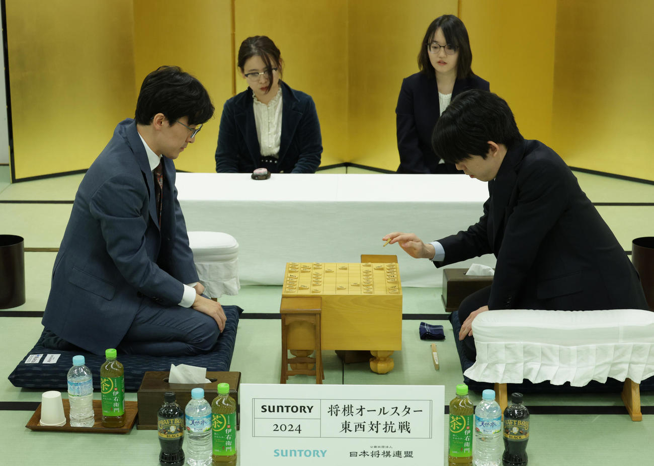 伊藤匠叡王（左）と対局する藤井聡太7冠（撮影・中島郁夫）