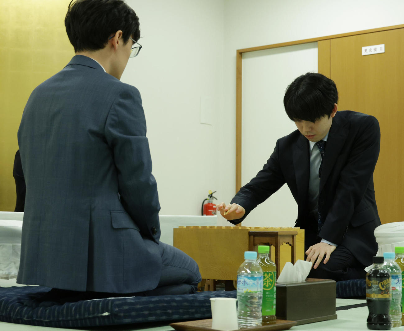 伊藤匠叡王（左）と対局する藤井聡太7冠（撮影・中島郁夫）