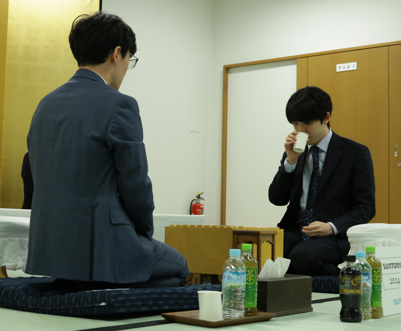 伊藤匠叡王（左）と対局する藤井聡太7冠（撮影・中島郁夫）