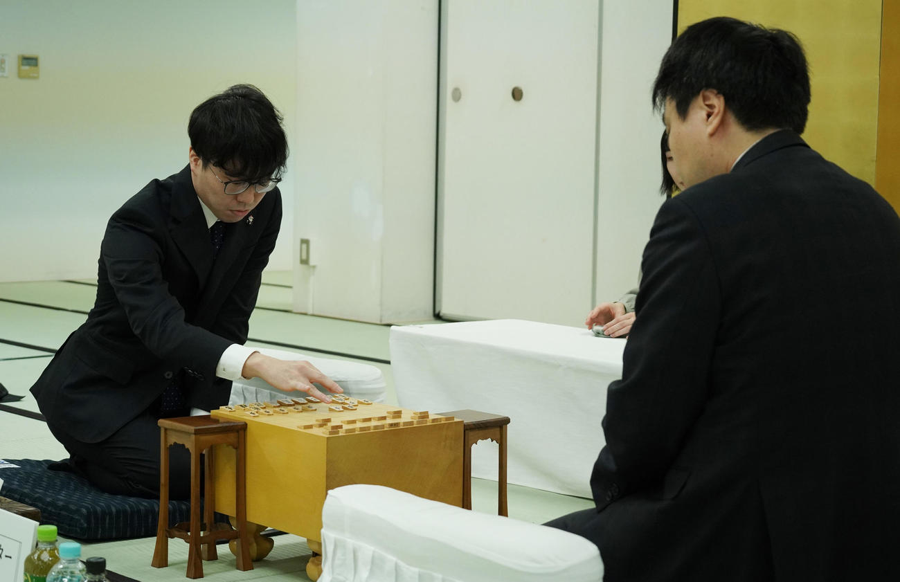 三浦弘行九段（右）と対局する宮嶋健太四段（撮影・中島郁夫）
