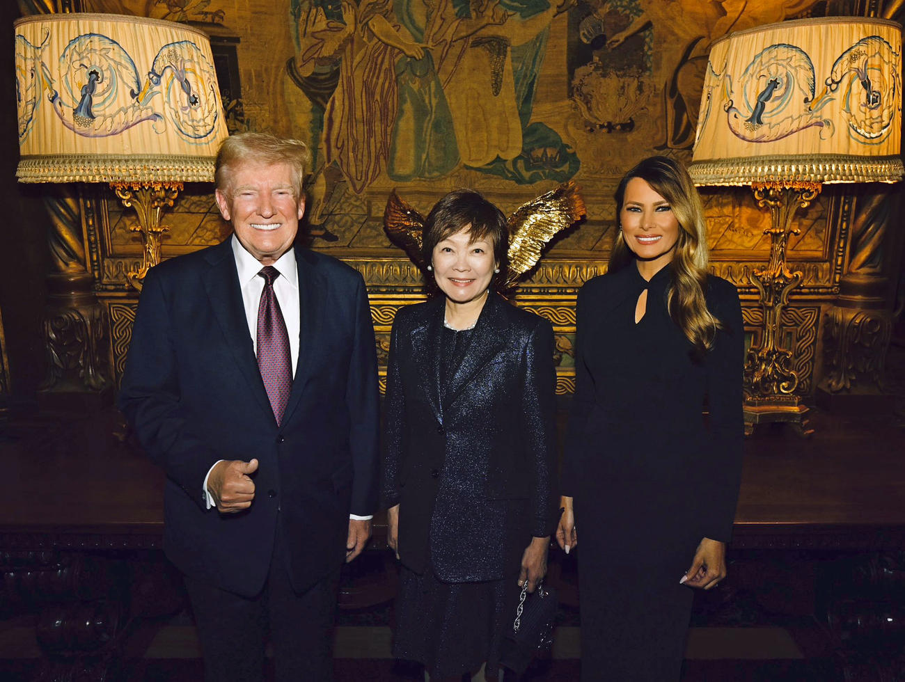 トランプ次期米大統領（左）、妻メラニアさん（右）と面会した安倍昭恵さん（メラニアさんのXから、共同）