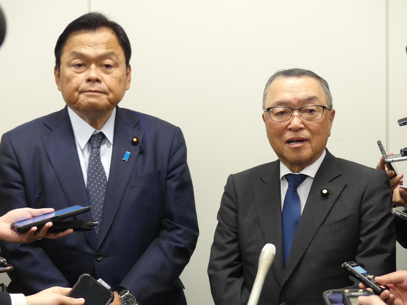 国民民主党をまじえた協議が途中で「打ち切り」となり、報道陣の取材に経緯を説明する民党の宮沢洋一税調会長。左は公明党の赤羽一嘉税調会長（撮影・中山知子）