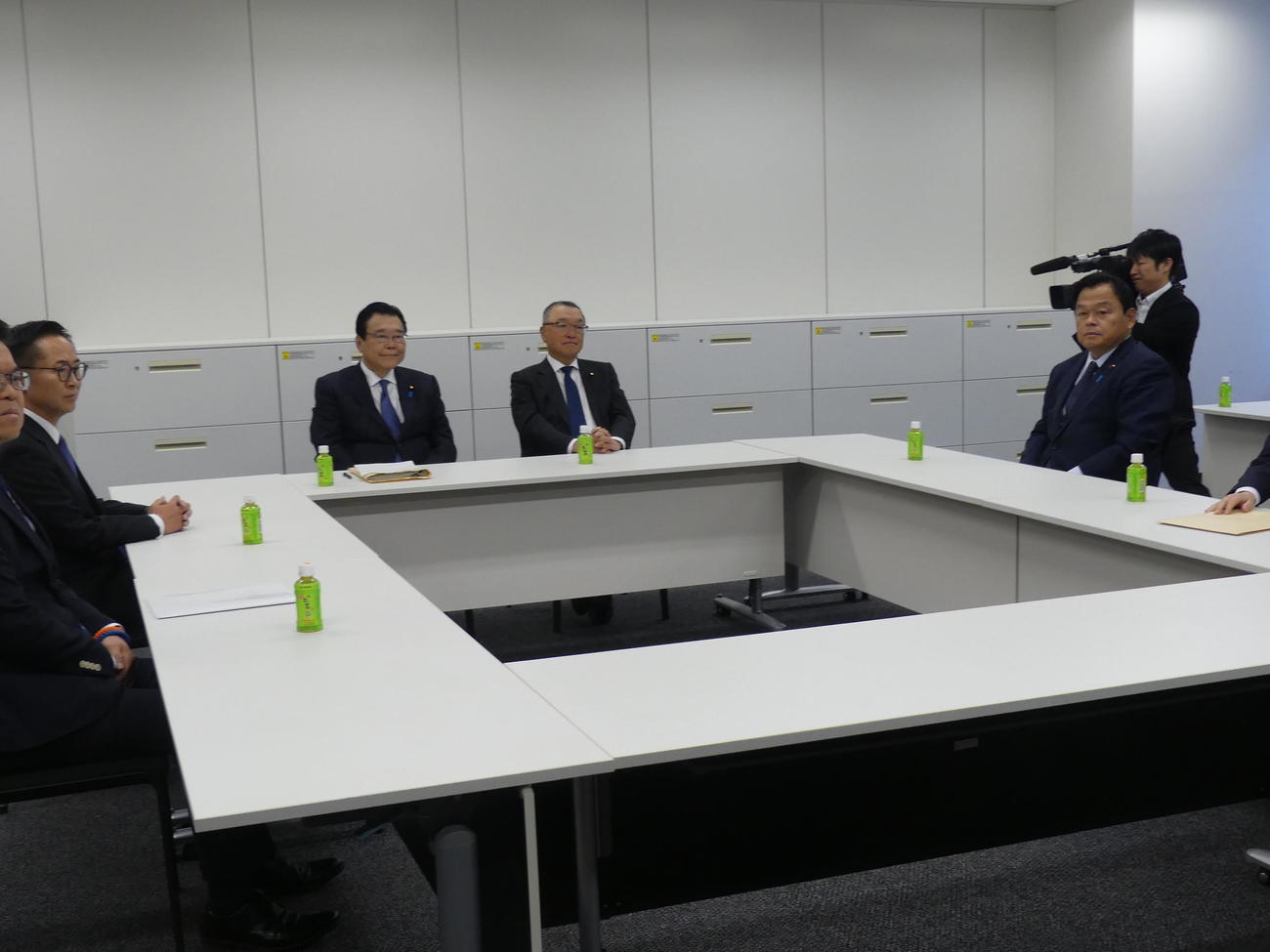 「103万円の壁」引き上げについて協議する自民、公明、国民民主各党の税調幹部ら（撮影・中山知子）