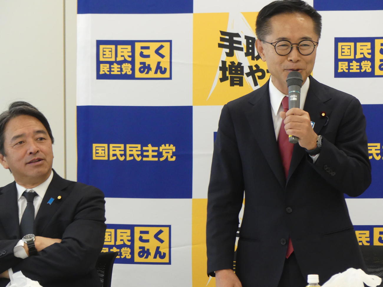 両院議員総会であいさつする国民民主党の古川元久代表代行。左は榛葉賀津也幹事長（撮影・中山知子）