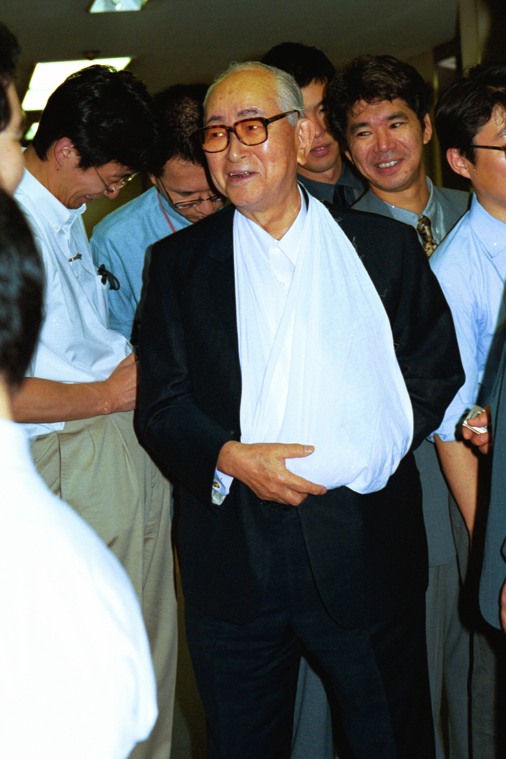 骨折後初めて公の場に現れた読売新聞社・渡辺恒雄社長（2000年6月撮影）