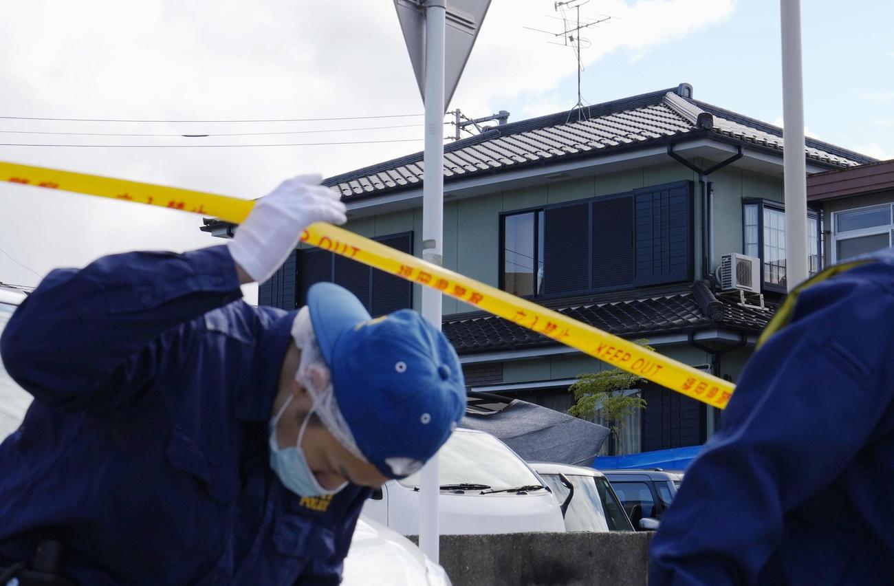 中学生2人が刺され死傷した事件で逮捕された平原政徳容疑者の自宅（奥）（共同）