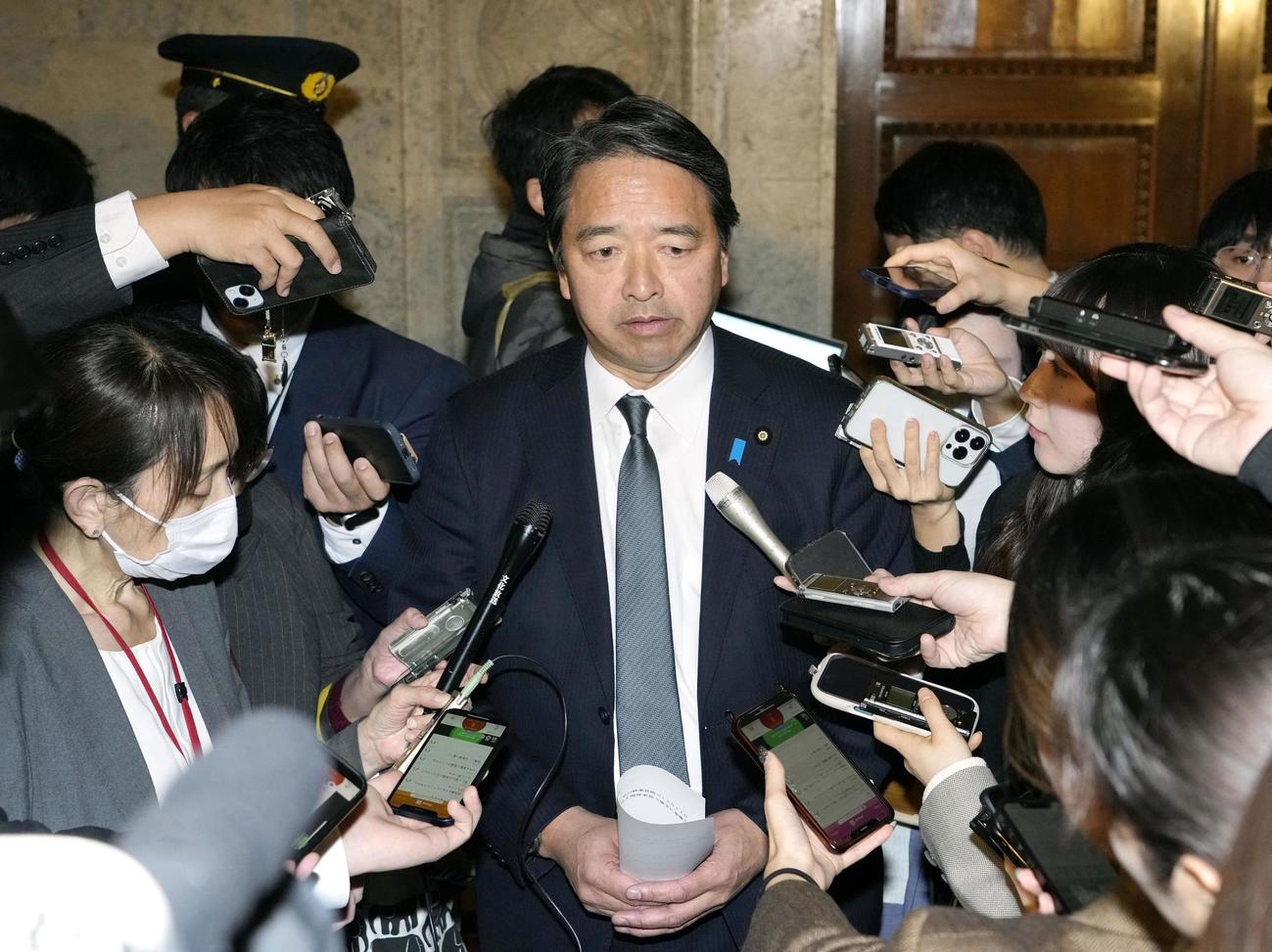 自公との会談を終え、取材に応じる国民民主党の榛葉幹事長（共同）