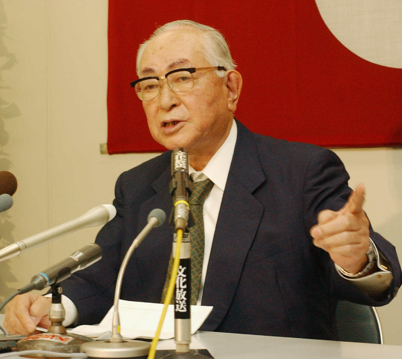渡辺オーナーは、強い口調で野球中継の見直しを語る（2001年10月撮影）