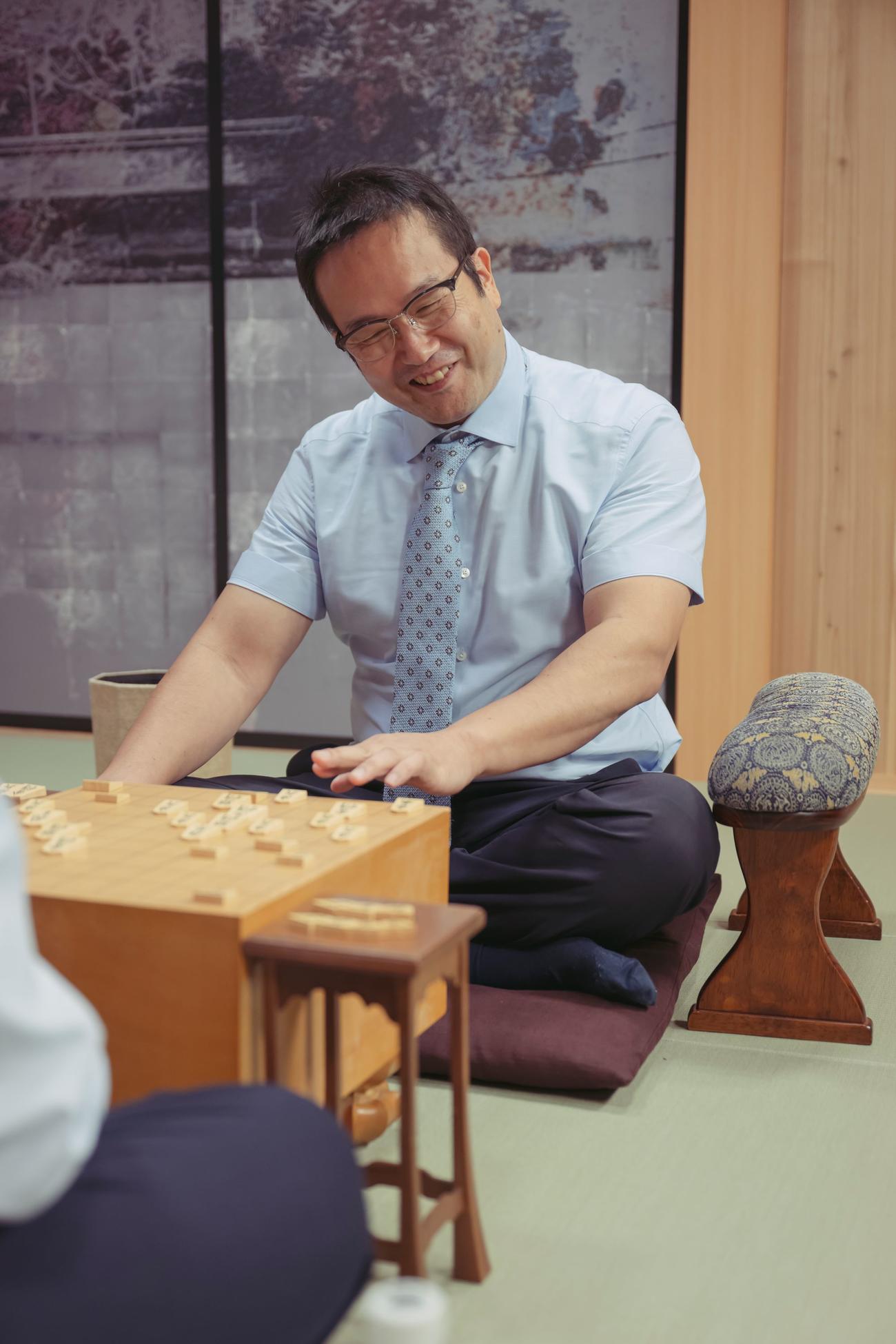 終局後に笑顔を見せる丸山忠久九段（日本将棋連盟提供）