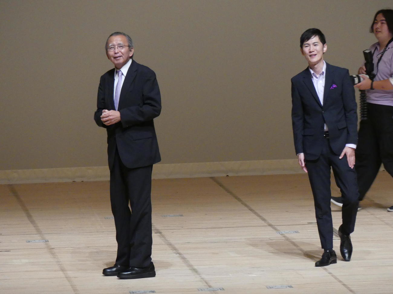 都知事選前の決起集会で同席する藤川晋之助氏（左）と石丸伸二氏（2024年7月5日）