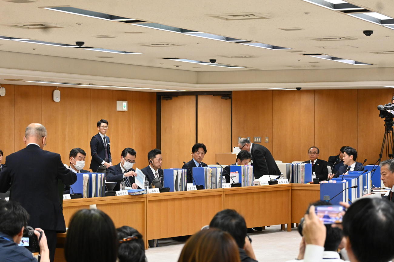兵庫県議会の百条委員会の証人尋問に出席した片山安孝前副知事（左）（撮影・松浦隆司）