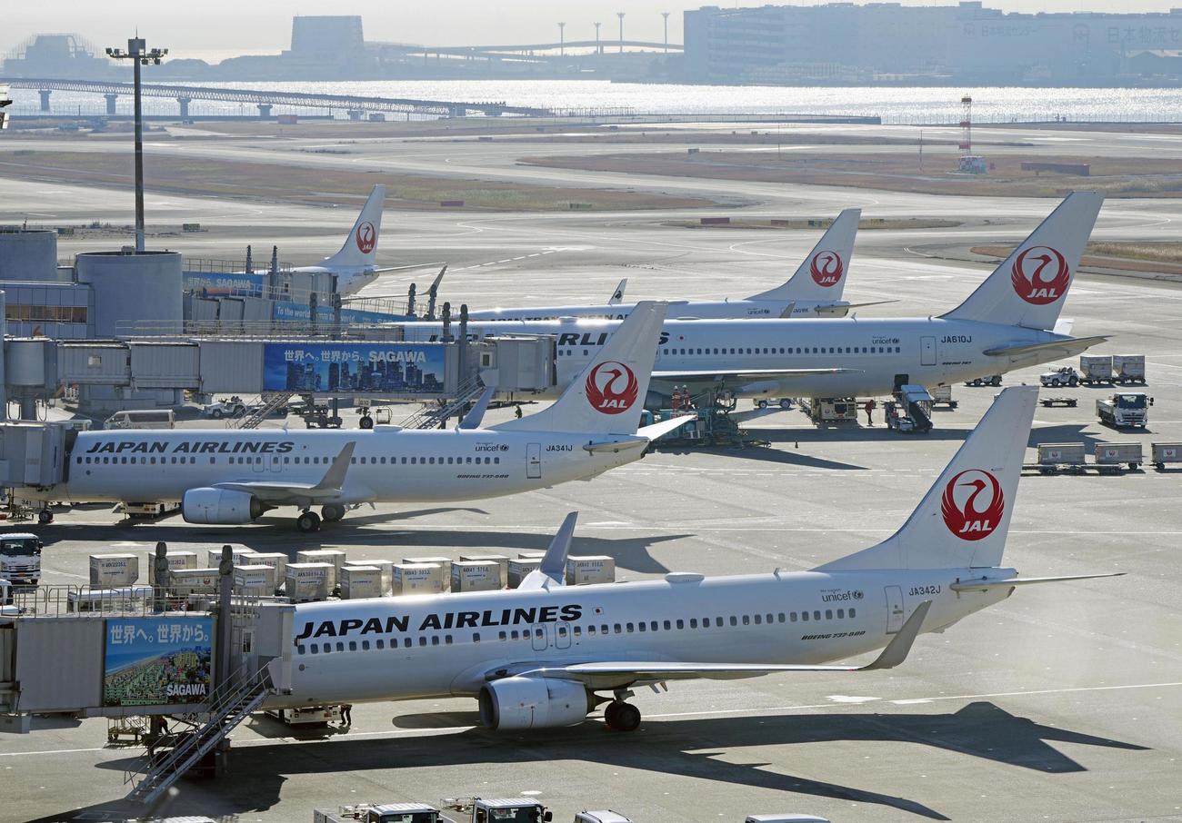 羽田空港のスポットに並ぶ日航機。システムの不具合が起き、一部の便に遅れが出た＝26日午前（共同）