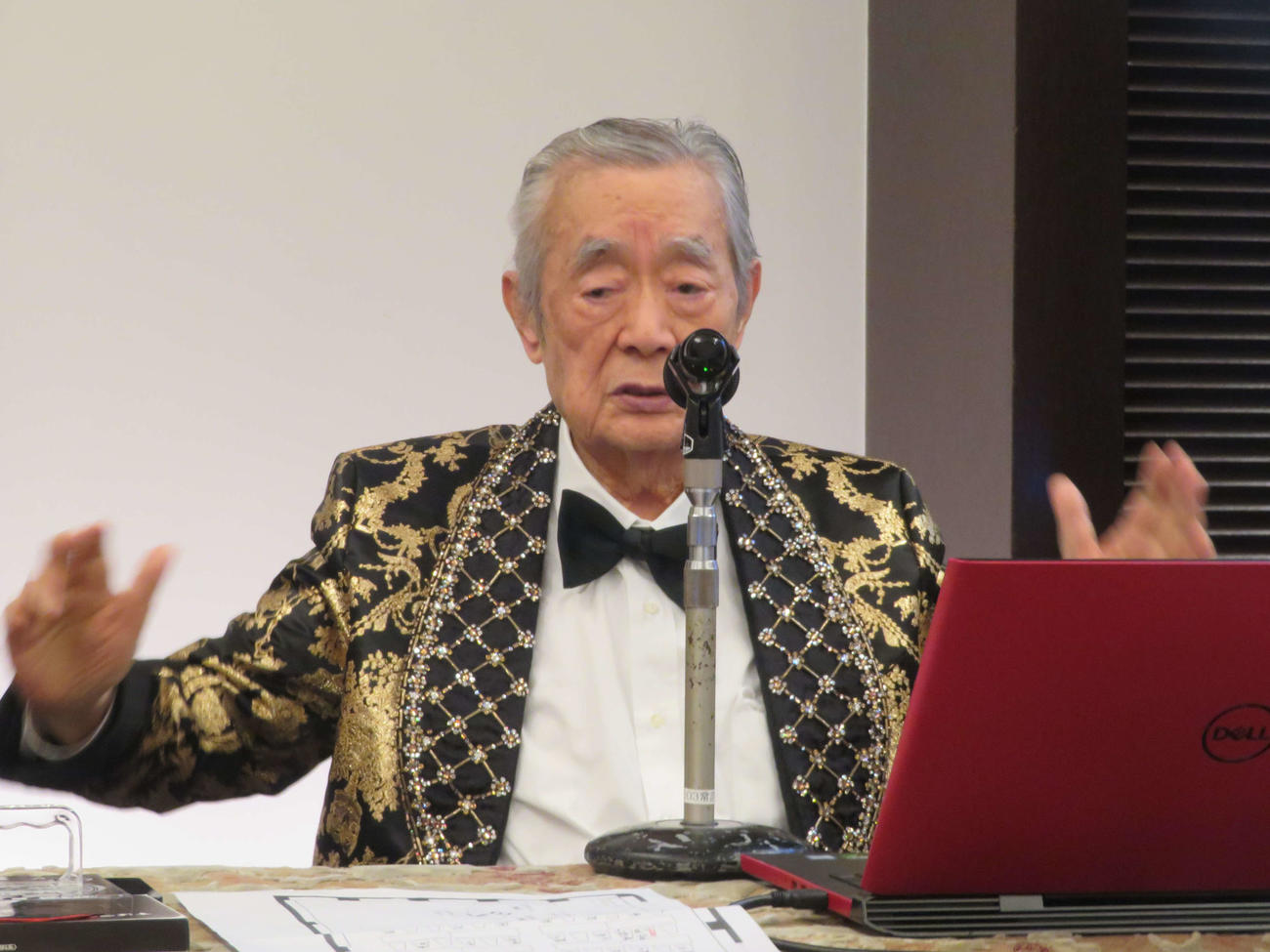 新著「百歳脳　ピッカピカの百歳　So what？」発売記念会見で、100歳を迎える2028年の東京都知事選への出馬に意欲を見せたドクター・中松氏（撮影・村上幸将）