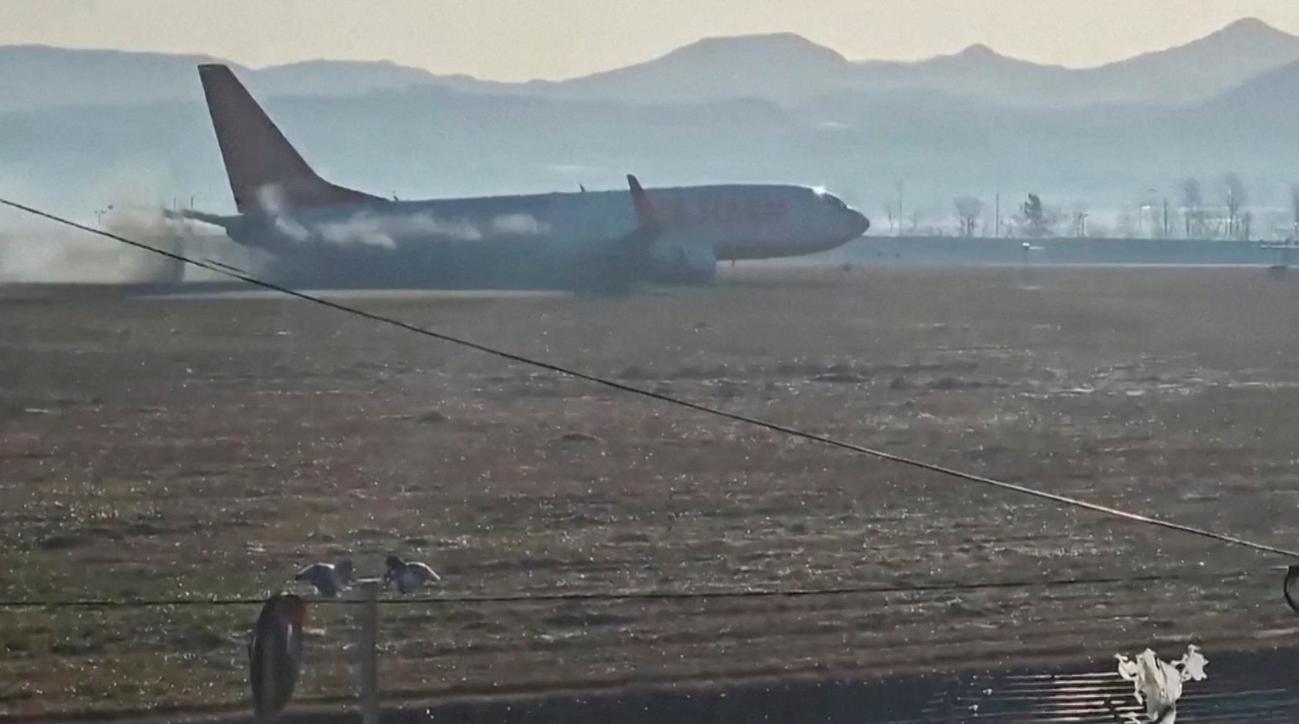 胴体着陸した済州航空機（ロイター）