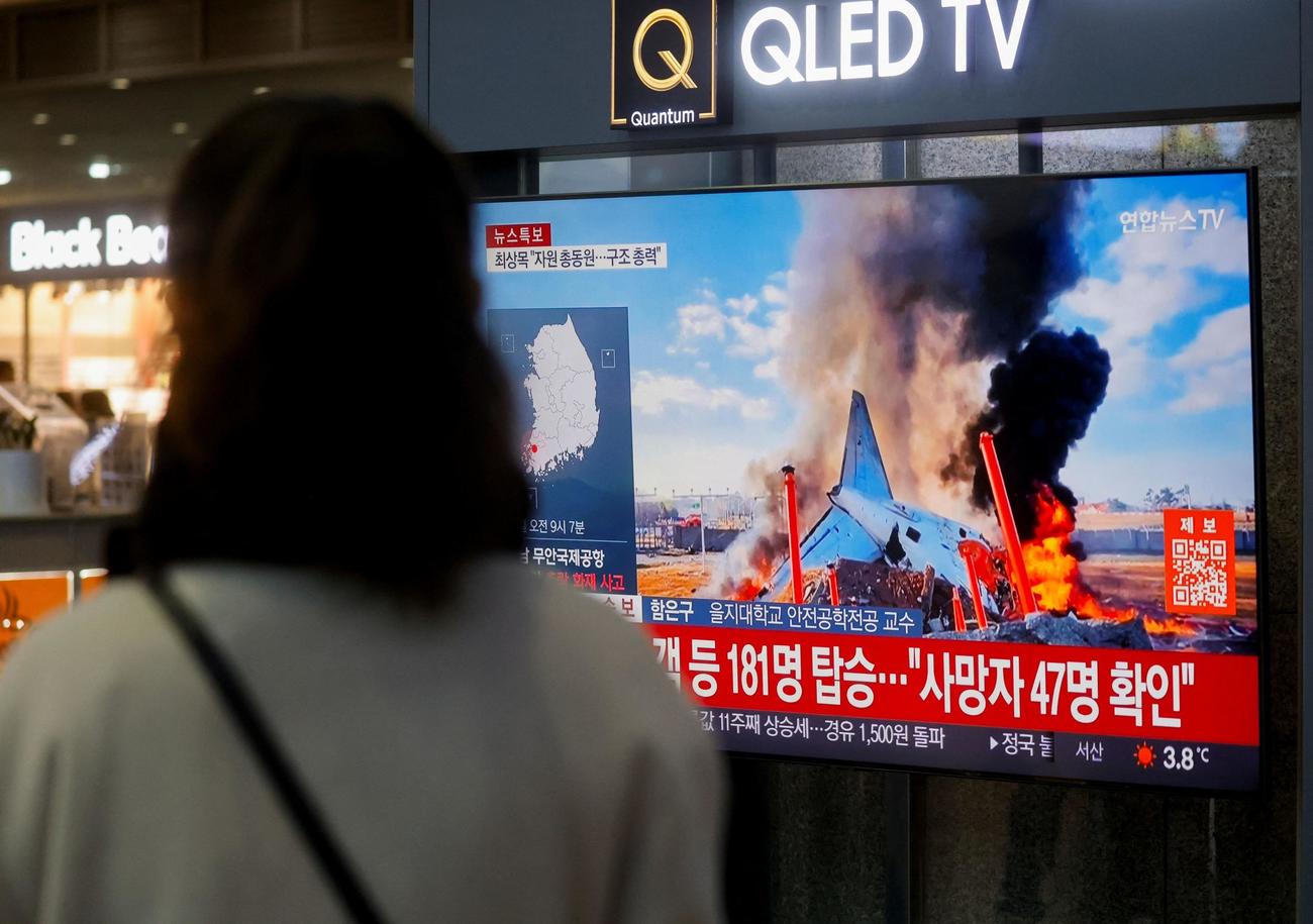 ソウルの駅のテレビスクリーンに映し出される、務安国際空港で発生した済州航空機の事故の映像（2024年12月29日、ロイター）