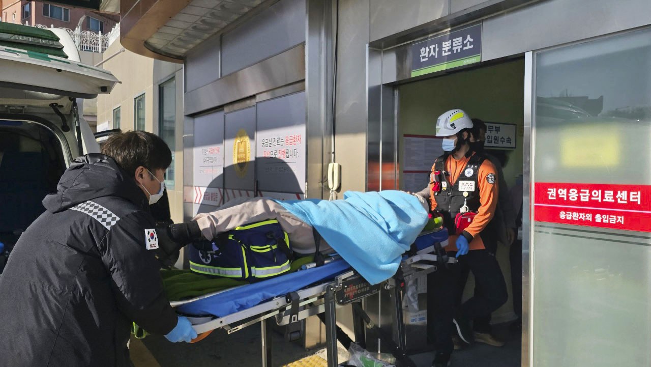29日、韓国南西部の務安国際空港で起きた済州航空機の事故で救助された乗客（聯合＝共同）