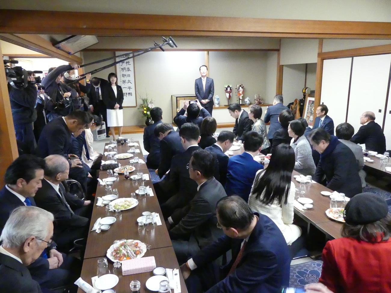東京都内の私邸で開いた新年会であいさつする立憲民主党の小沢一郎衆院議員（撮影・中山知子）