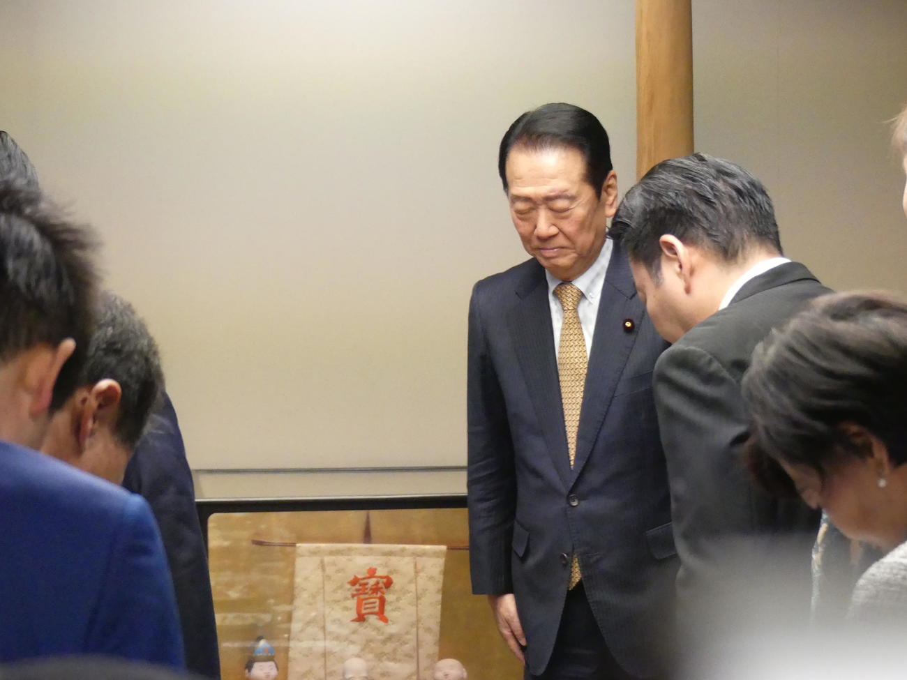 私邸での新年会に先立ち、能登半島地震の犠牲者に黙とうを捧げる立憲民主党の小沢一郎衆院議員と出席者（撮影・中山知子）