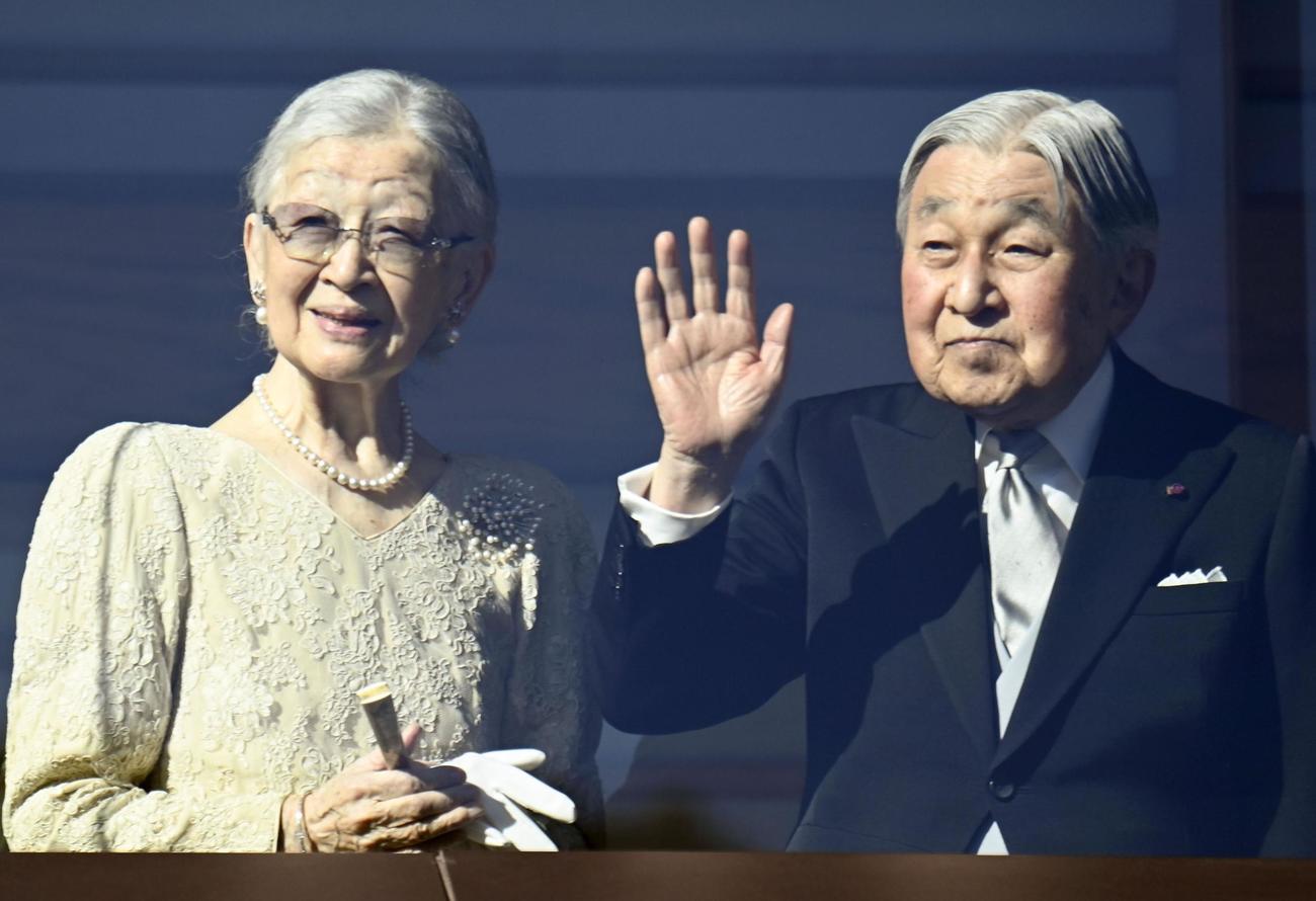新年一般参賀で、上皇后さまと並び手を振られる上皇さま（共同）