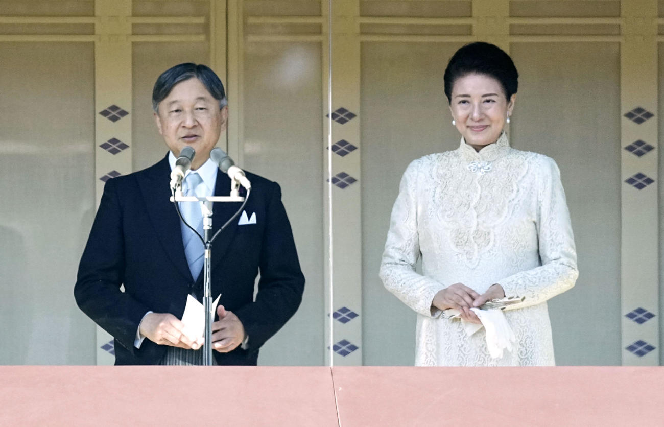 新年一般参賀で、皇后さまと並びあいさつされる天皇陛下（共同）