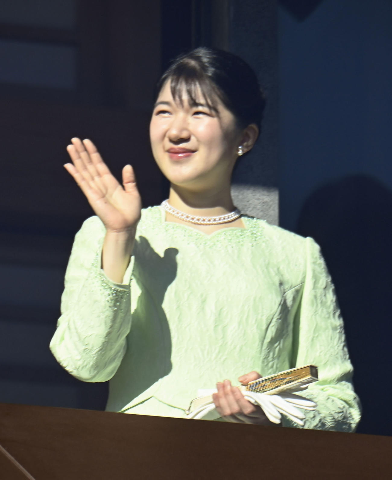新年一般参賀で、集まった人たちに手を振られる天皇、皇后両陛下の長女愛子さま（共同）