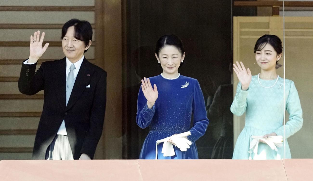 新年一般参賀で、集まった人たちに手を振られる秋篠宮ご夫妻と次女佳子さま（共同）