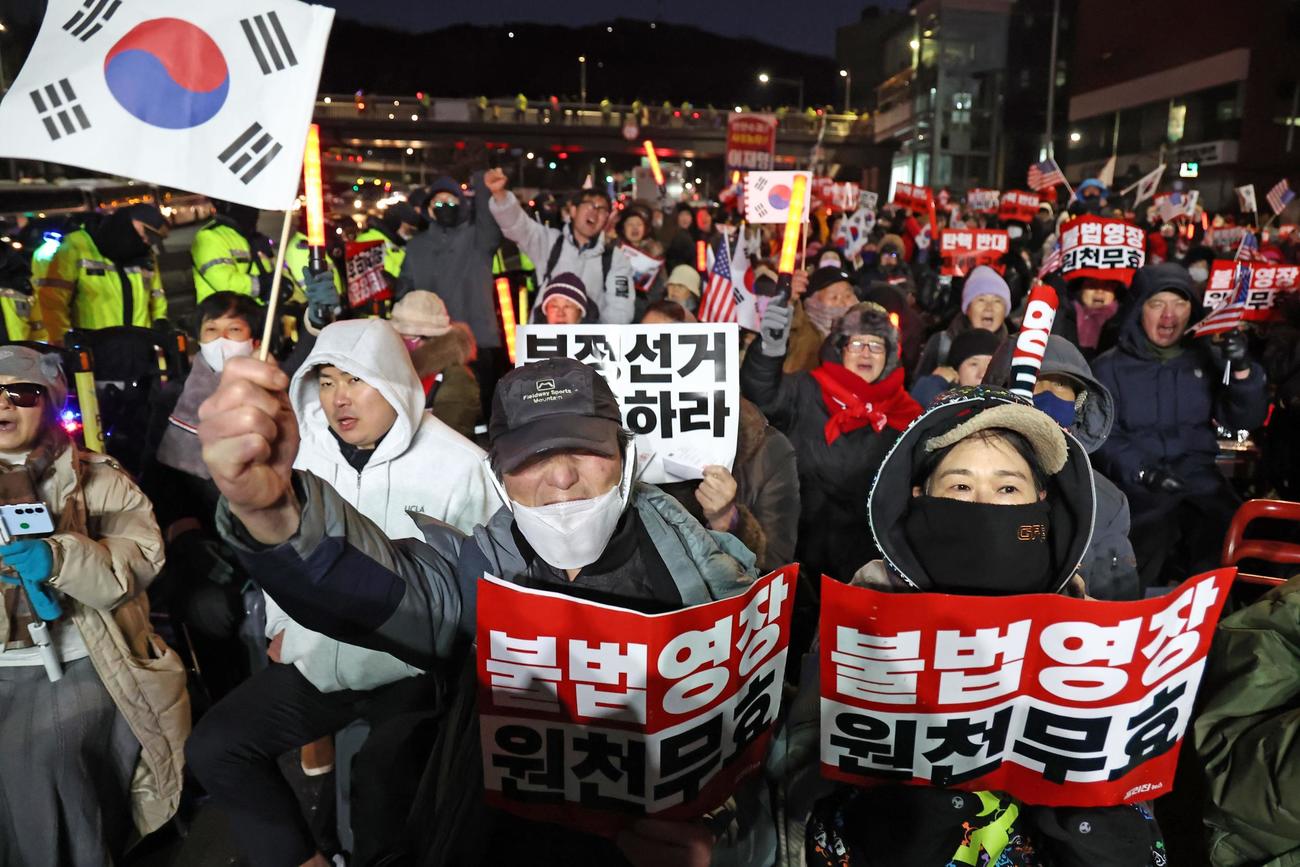 3日、ソウルの韓国大統領公邸付近に集まり尹錫悦大統領の拘束令状執行に反対する支持者ら（聯合＝共同）
