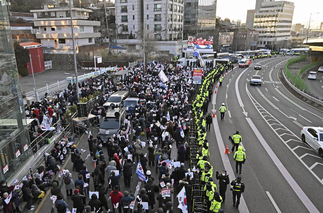 3日、ソウルの大統領公邸付近で、尹錫悦大統領の拘束令状執行に反発する支持者ら（共同）