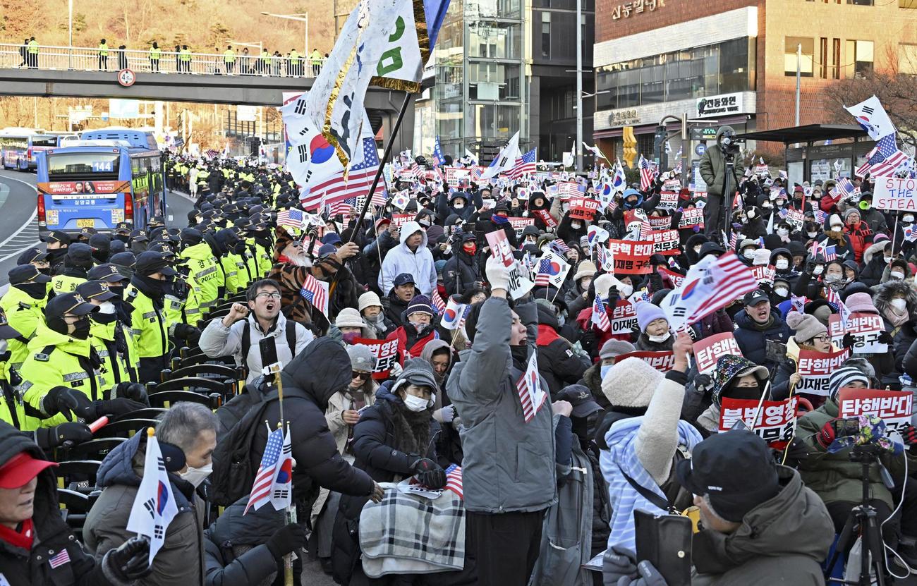 3日、ソウルの大統領公邸付近で、尹錫悦大統領の拘束令状執行に反発する支持者ら（共同）