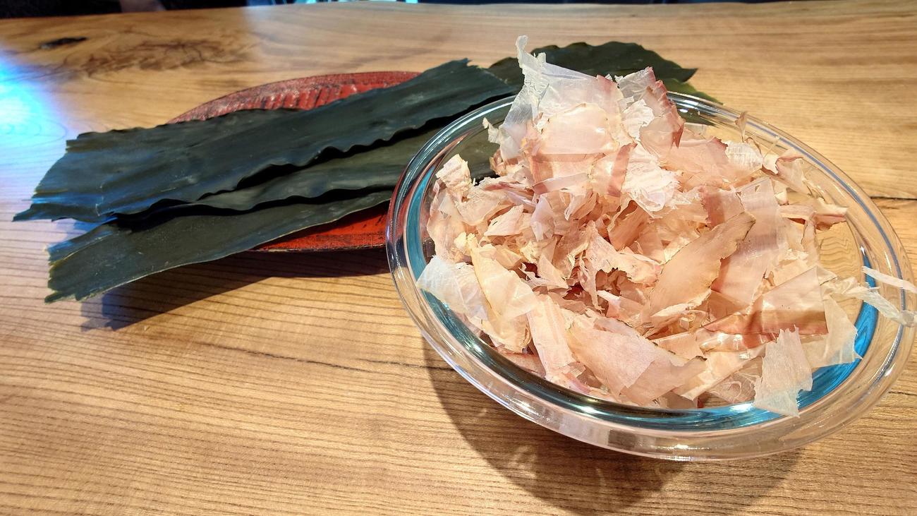 ダシに使うカツオ節と昆布（撮影・寺沢卓）