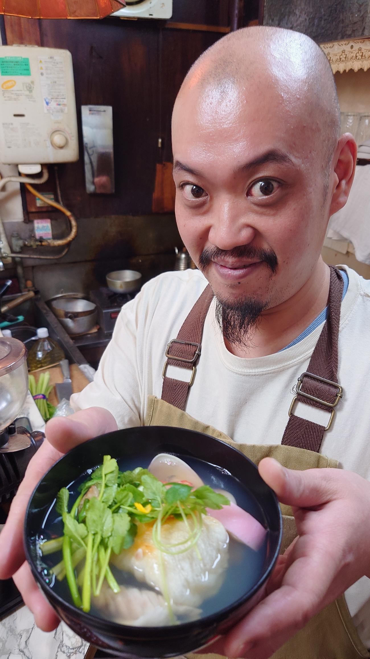 「喫茶マコ」の海鮮雑煮と3代目店主中川宗祐さん