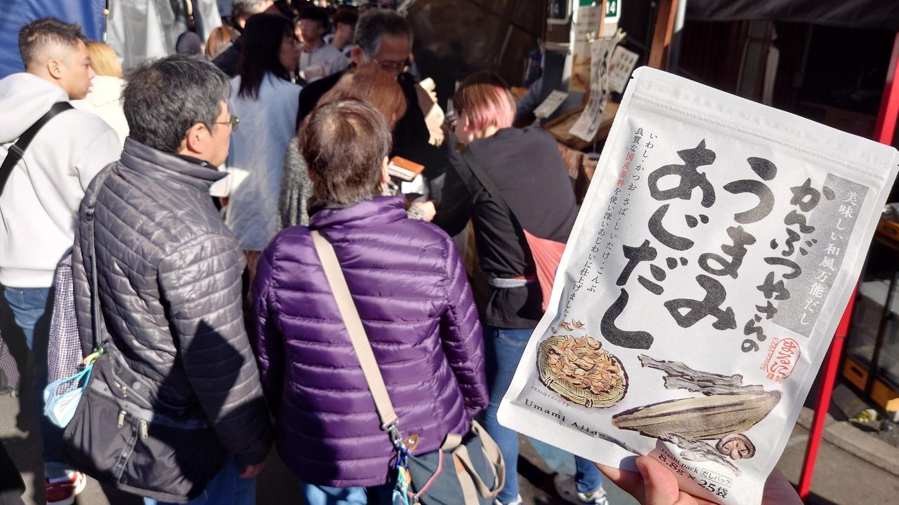 ダシパックを入れるだけ。伊藤海苔店で販売している「うまみあじだし」。試飲コーナーは行列が絶えない（撮影・寺沢卓）