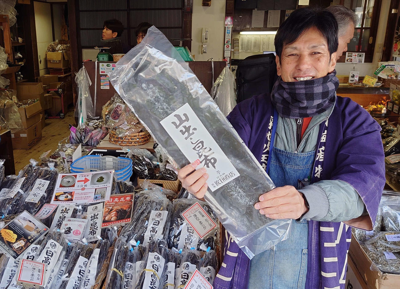 吹田商店の5代目勝良社長は山出し昆布を持ってニッコリ（撮影・寺沢卓）