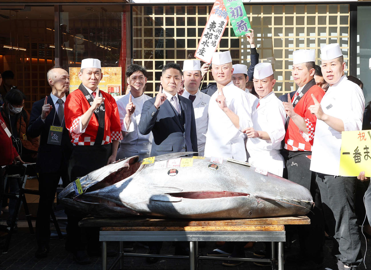 店前で初競り1番マグロと写真に納まる、おのでら長尾社長（中央左）と坂上料理長（中央右）（2024年1月5日撮影）