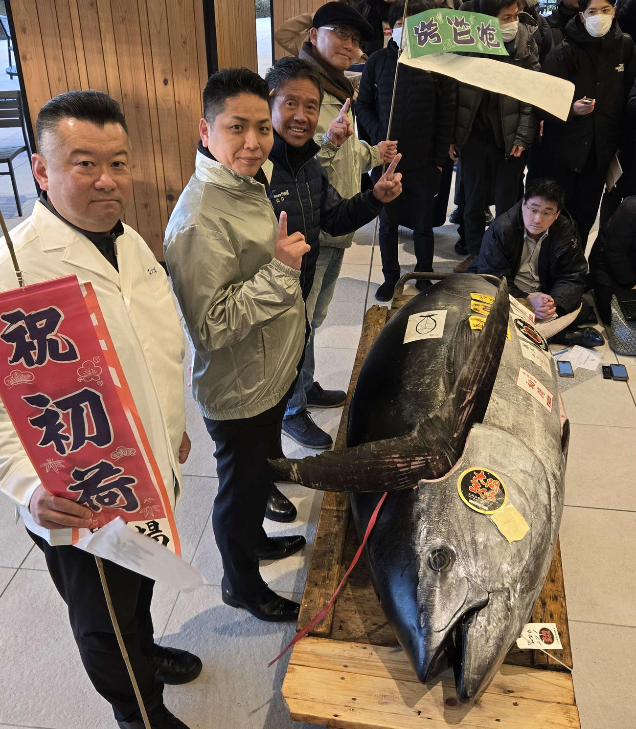 276キロのマグロと一緒に左からなだ万の鈴木史調理本部長、おのでら長尾真司社長、「やま幸」山口幸隆社長、おのでら坂上暁史料理長（撮影・寺沢卓）