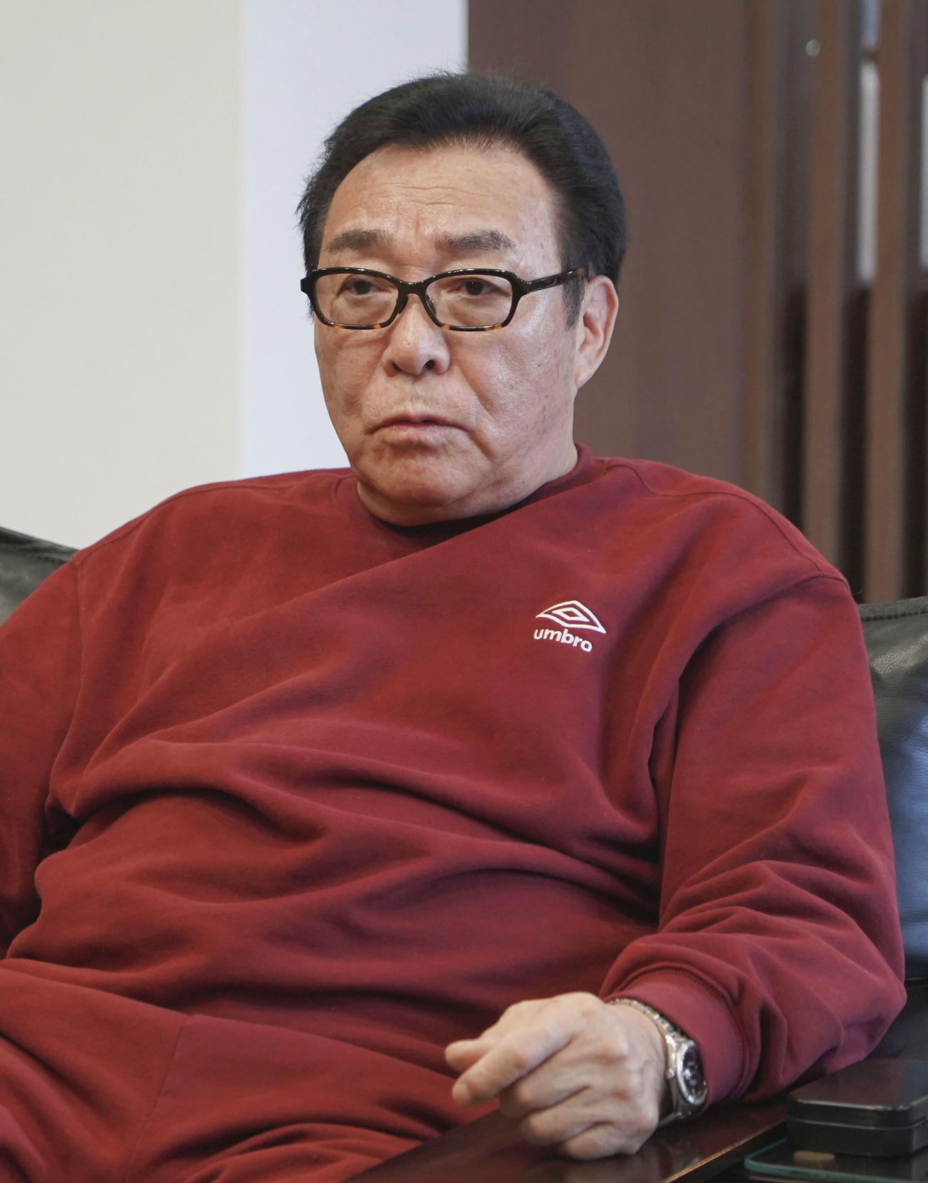 自宅で取材に応じる竹内正弘さん（共同）