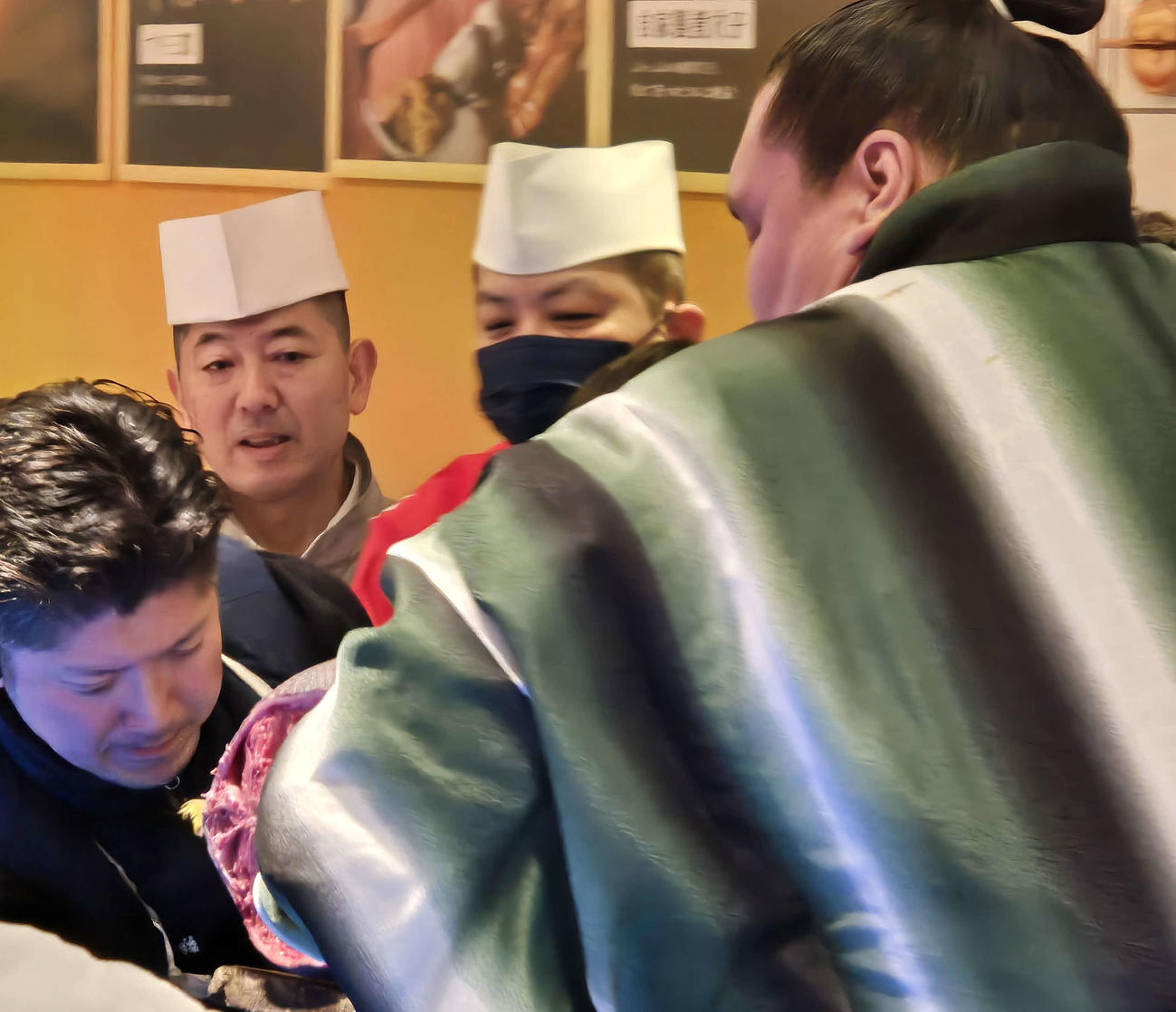 動かないマグロを持ち上げようと「よっしゃ、まかせろ」と羽織を脱いだ照ノ富士は助太刀した（撮影・寺沢卓）