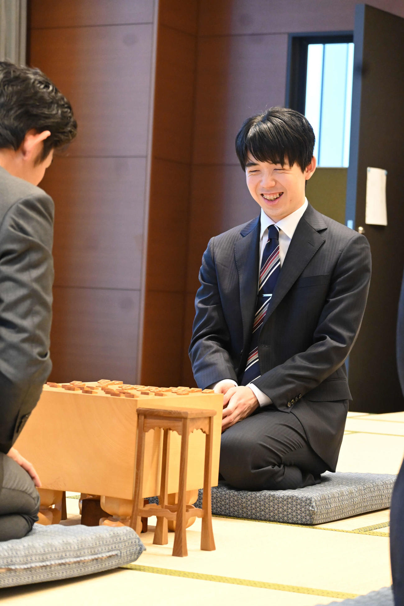 名古屋将棋対局場での指し初め式に出席し、模擬対局で新春を祝った藤井聡太7冠（撮影・松浦隆司）