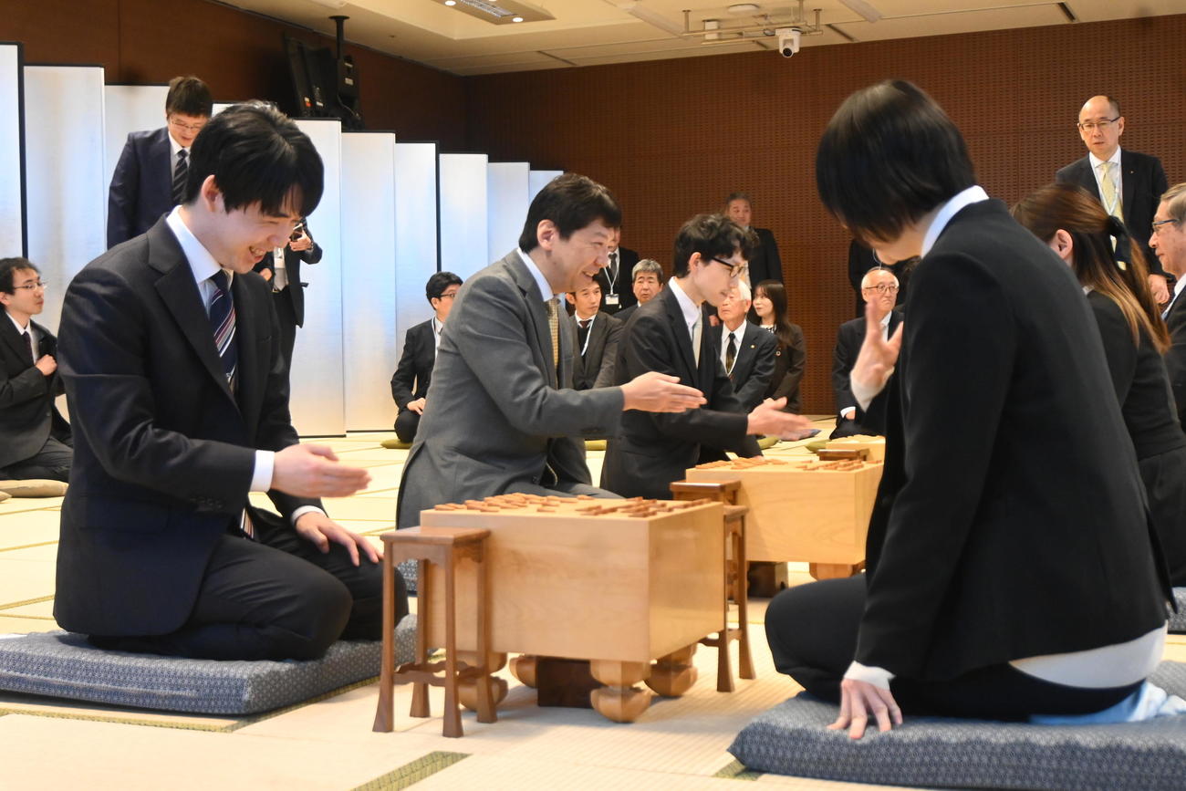 名古屋将棋対局場での指し初め式に出席し、模擬対局で新春を祝った藤井聡太7冠（撮影・松浦隆司）