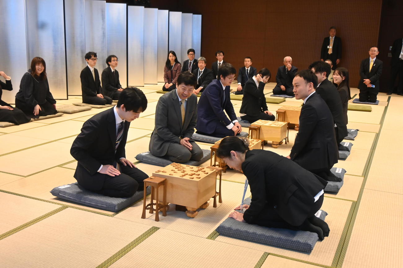 名古屋将棋対局場での指し初め式に出席し、模擬対局で新春を祝った藤井聡太7冠（撮影・松浦隆司）