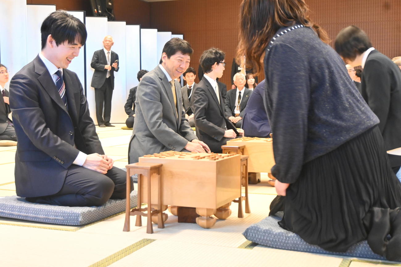 指し初め式に出席し、模擬対局で新春を祝った藤井聡太7冠（左）（撮影・松浦隆司）
